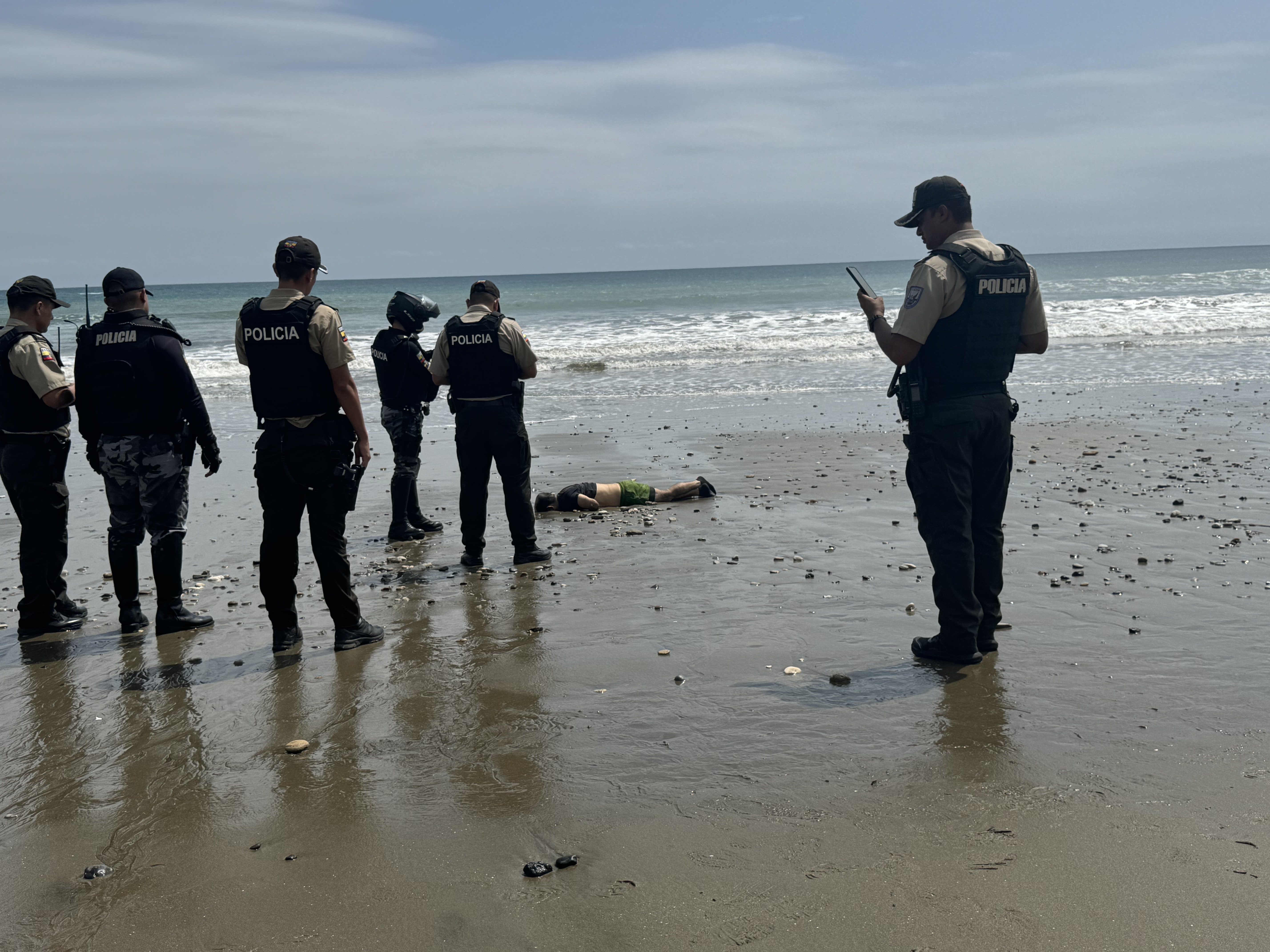 Hombre sin vida es encontrado en una playa de Manta