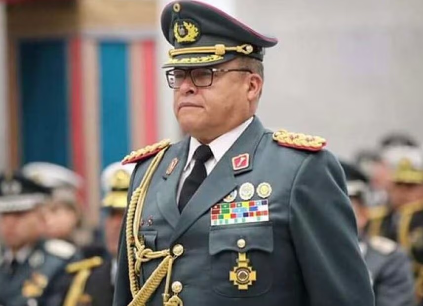 Con la ayuda de una tanqueta, el comandante militar boliviano, Juan josé Zúñiga, ingresó al palacio presidencial de su país.