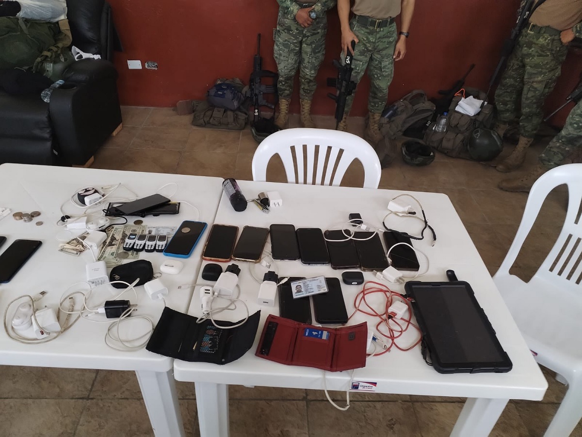 Nueve militares en servicio activo fueron detenidos en la cárcel de máxima seguridad La Roca, ubicada en Guayaquil.
