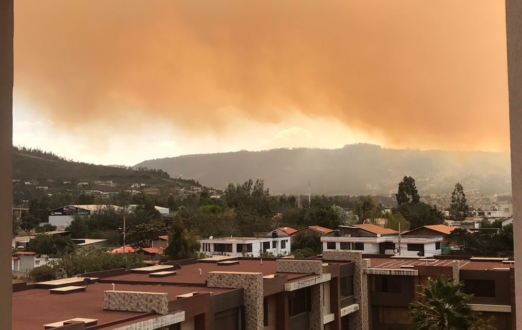 Una espesa nube de humo se mantenía sobre el cielo de Quito este miércoles 4 de septiembre, a propósito de los incendios forestales.
