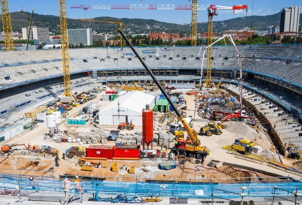 Cerca de 30 obreros que laboran en la remodelación del estadio Camp Nou, del FC Barcelona protagonizaron una pelea campal.