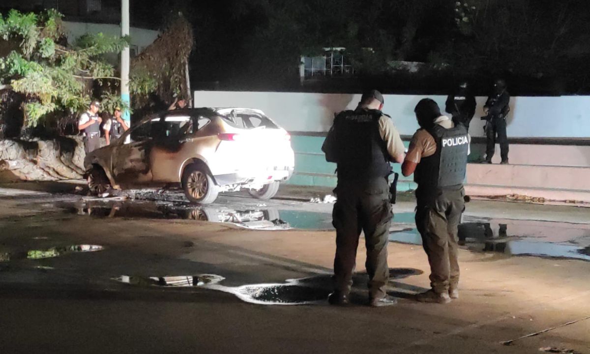 Sujetos quemaron un carro luego de un atentado en Manta
