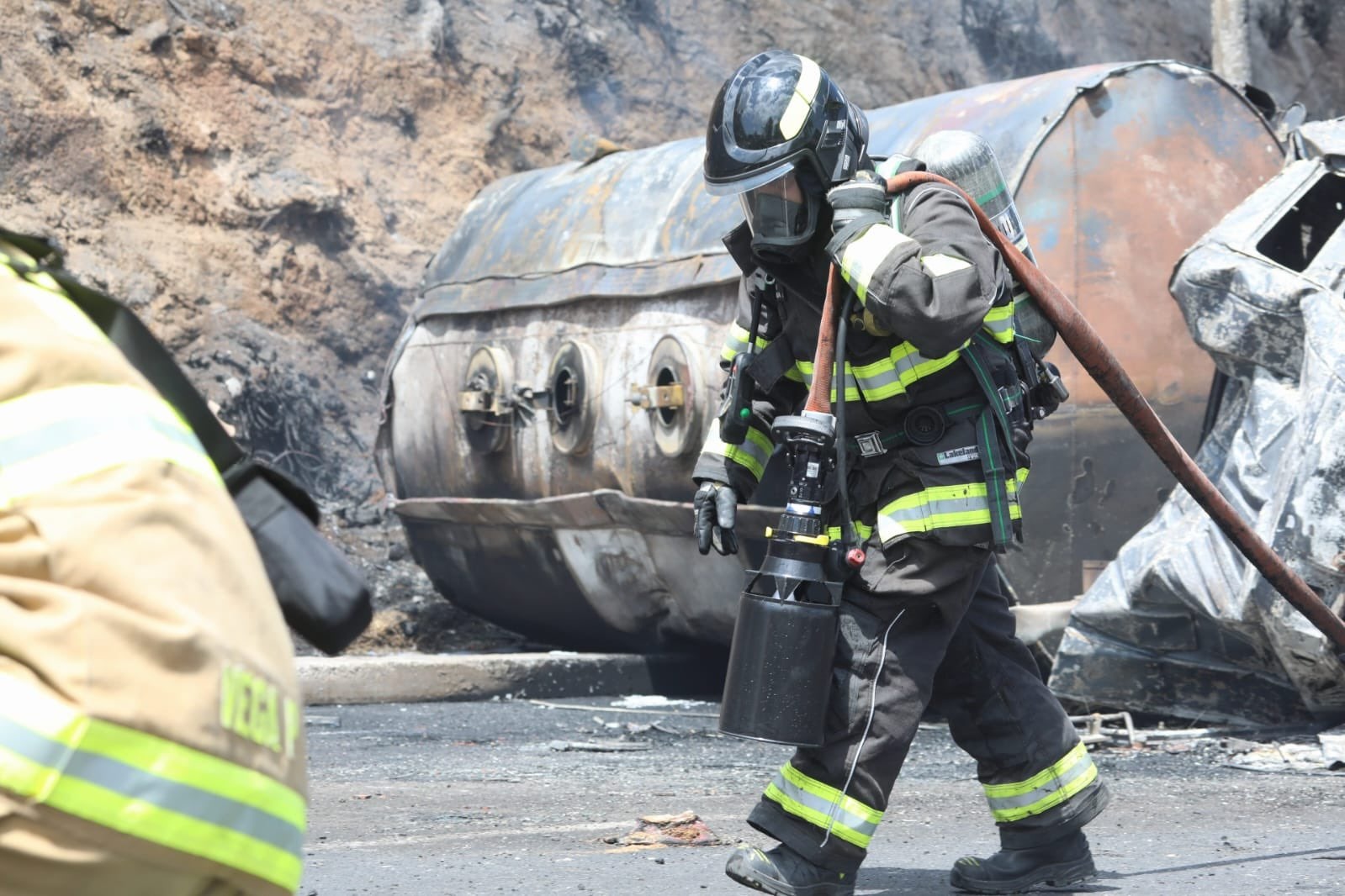 Un tanquero con combustible protagonizó un grave accidente de tránsito que causó temor en el sur oriente de Quito.