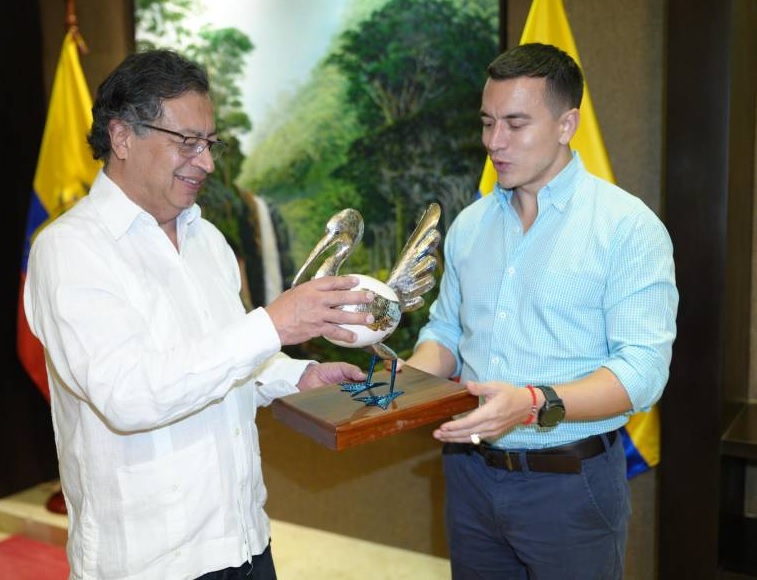 Los presidentes Daniel Noboa y Gustavo Petro, de Ecuador y Colombia, respectivamente, se reunieron en las islas Galápagos.