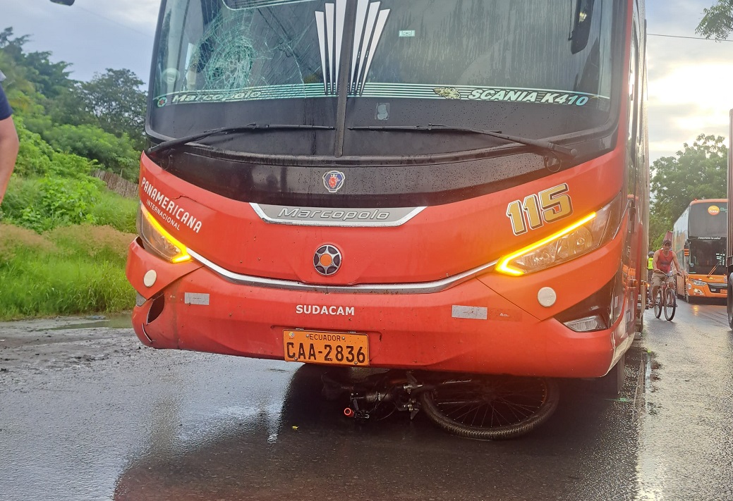 Un ciclista perdió la vida de manera instantánea tras ser atropellado por un bus de la cooperativa Panamericana.