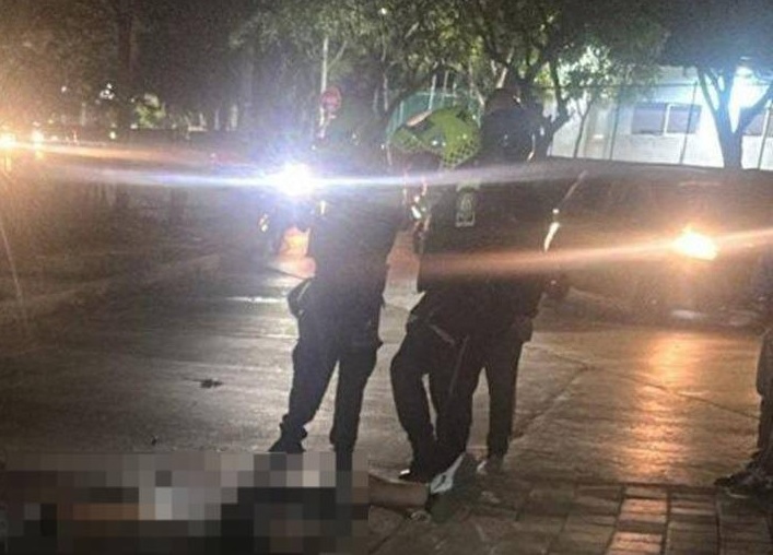 Una mujer, a quien la Policía de Colombia identificó como pareja sentimental  de alias "Saoco", murió en el lugar del ataque.