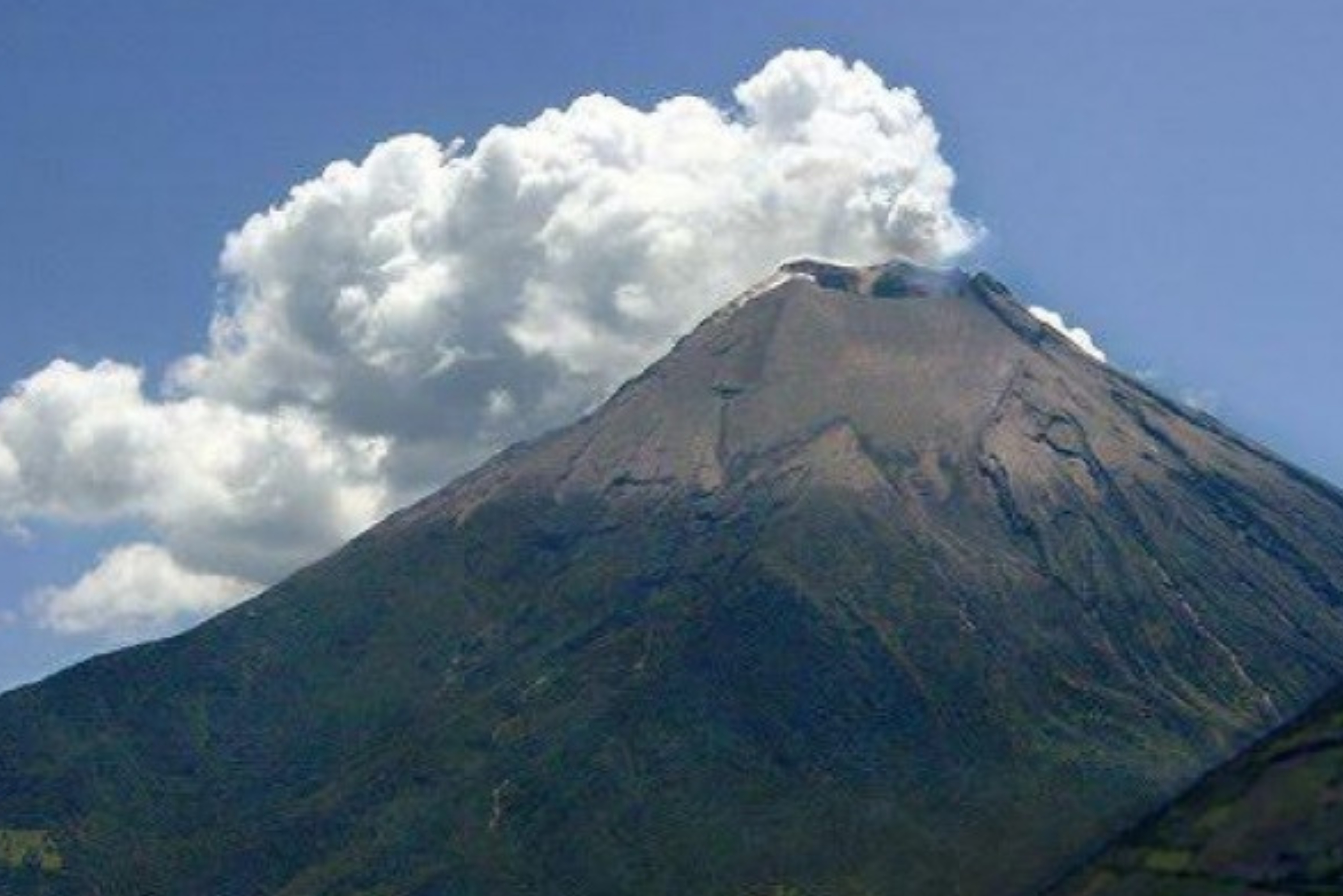 El volcán El Reventador causa caída de ceniza en Napo y Sucumbíos.