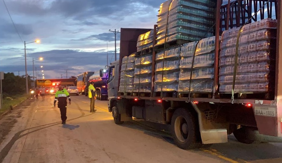 Las dos principales carreteras que unen los cantones Chone y Portoviejo, en la provincia de Manabí, están cerradas al tránsito vehicular.