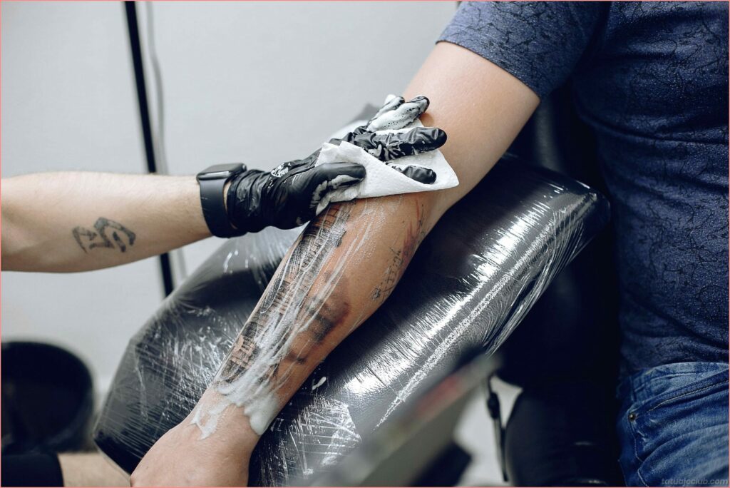 ¿Tatuaje o piercing nuevo? Así puedes ir a la playa sin preocupaciones