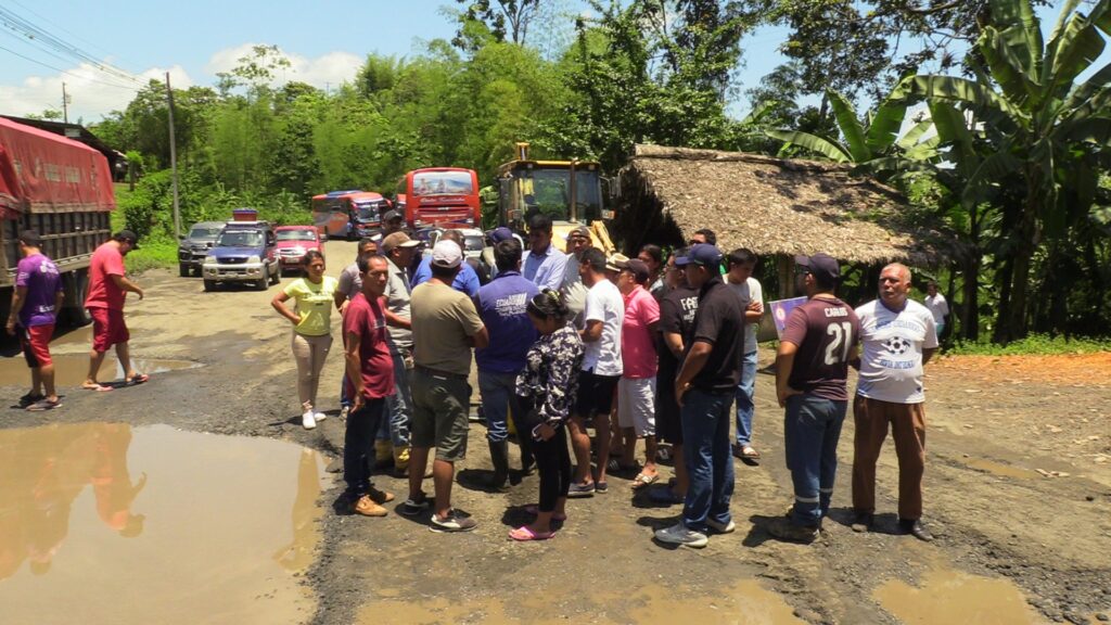 Mientras las lluvias disminuyen en Manabí, los trabajos de recuperación de vías continúan en varios puntos de la provincia.