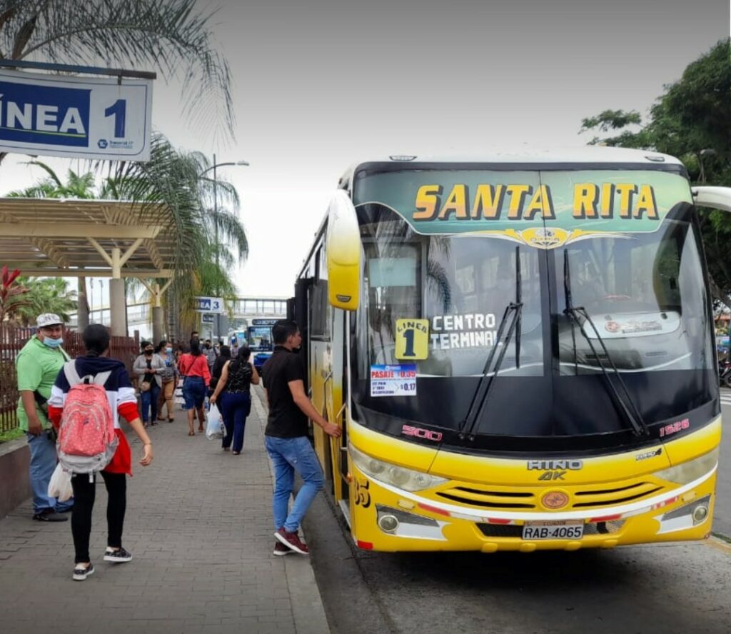 Cooperativa de buses en Babahoyo suspende operaciones tras amenazas de extorsionadores