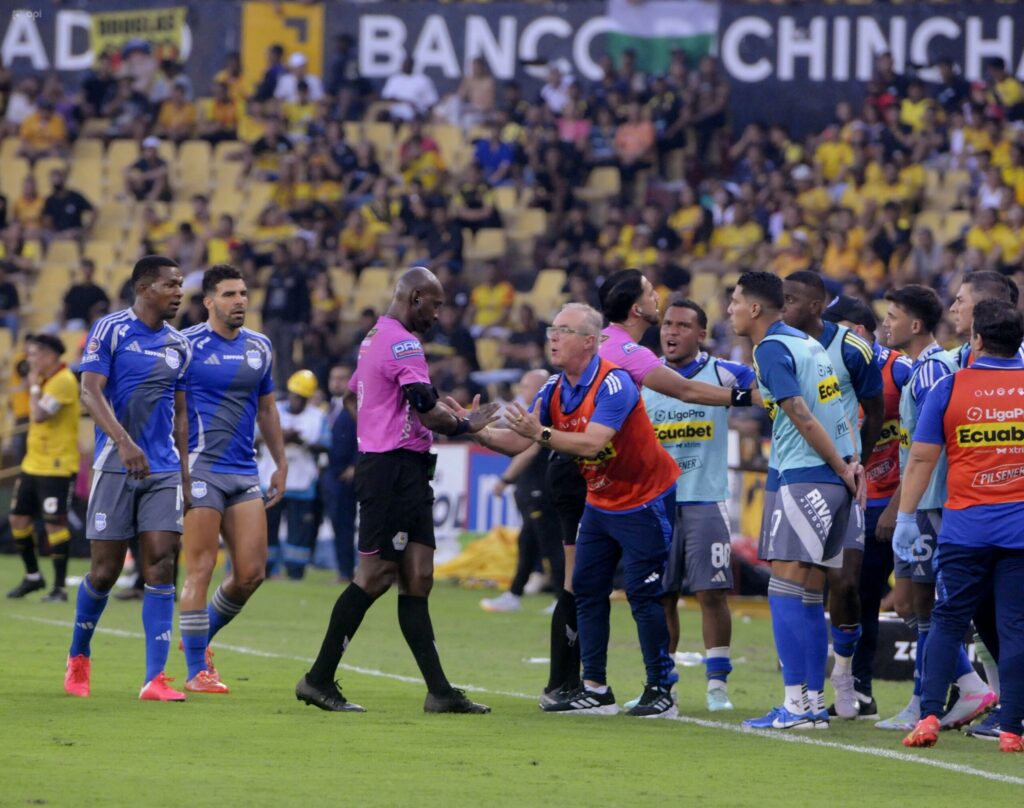 Emelec solicita audios y videos del VAR tras derrota en el Clásico del Astillero