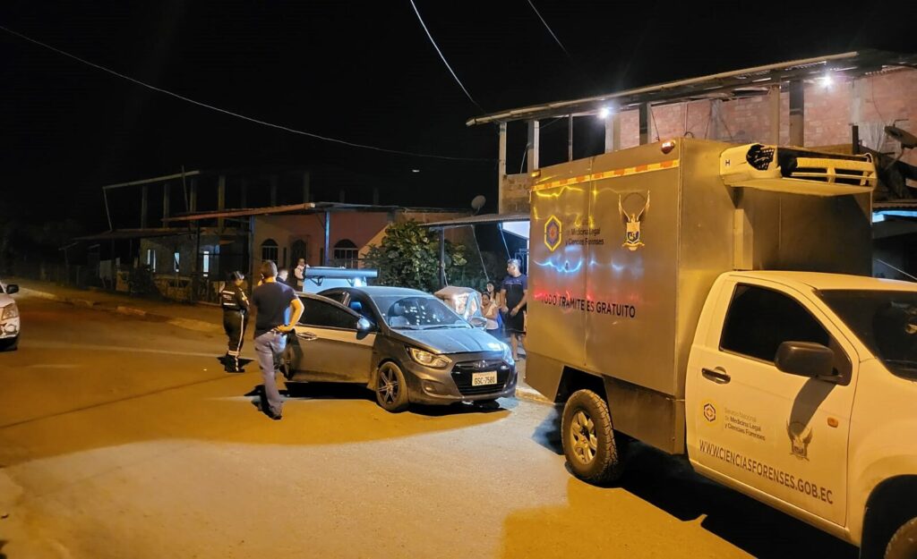En el carro quedaron los orificios de los proyectiles disparados para asesinar a Carlos Franco.