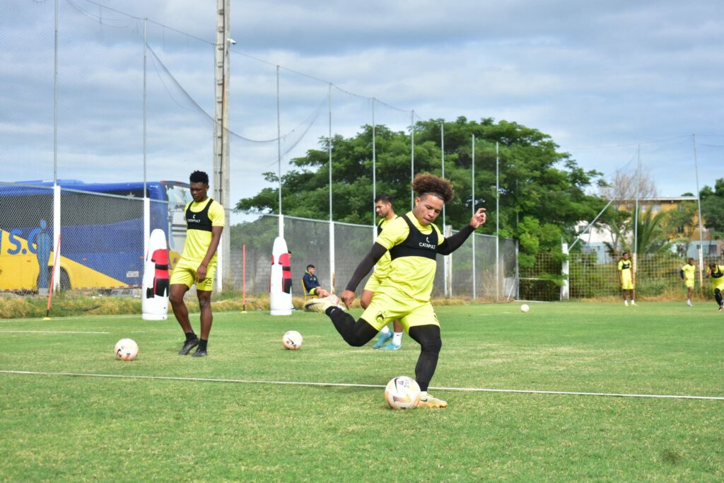 Érick Mendoza, delantero de Delfín SC.