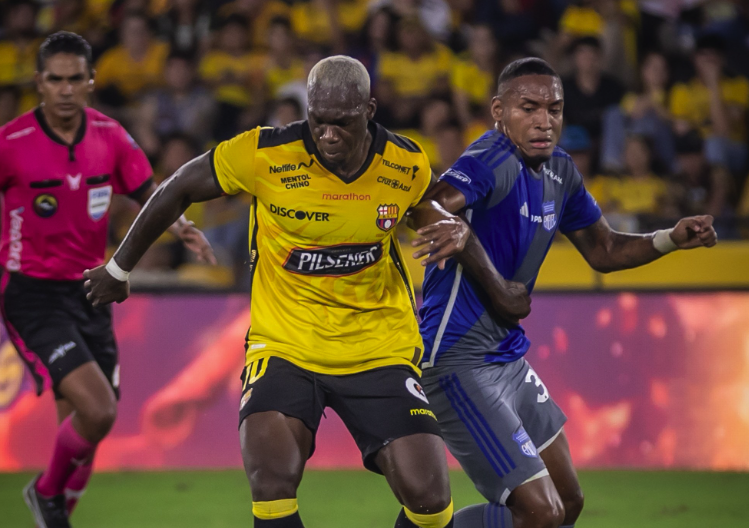 Felipe Caicedo en disputa del balón en el último Clásico del Astillero que ganó Barcelona SC 2-0 a Emelec.