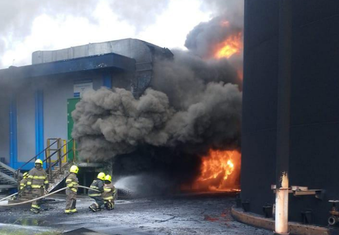 Incendio de gran magnitud en Refinería de Esmeraldas obliga a evacuar personal