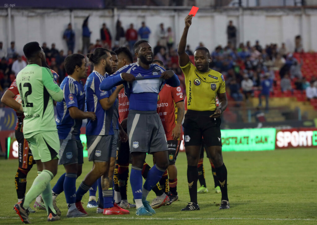 Joao Quiñónez lidera la lista de 'los más UFC' de la LigaPro, conozca qué jugadores son los más expulsados este año