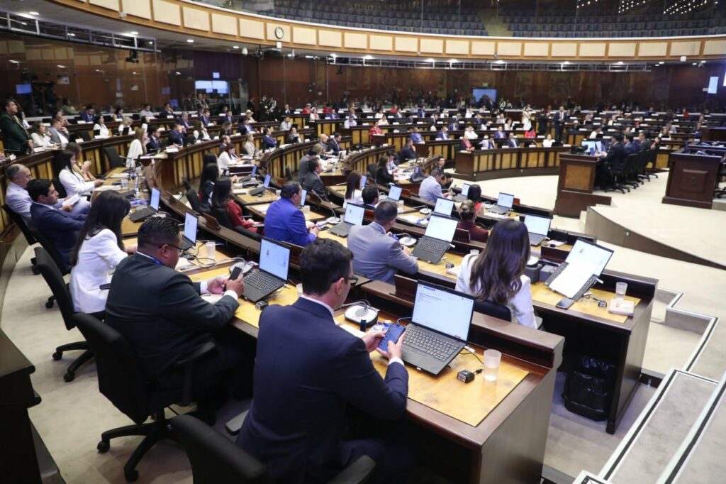 La Asamblea Nacional de Ecuador fomenta la transparencia al desbloquear usuarios previamente restringidos en sus redes sociales