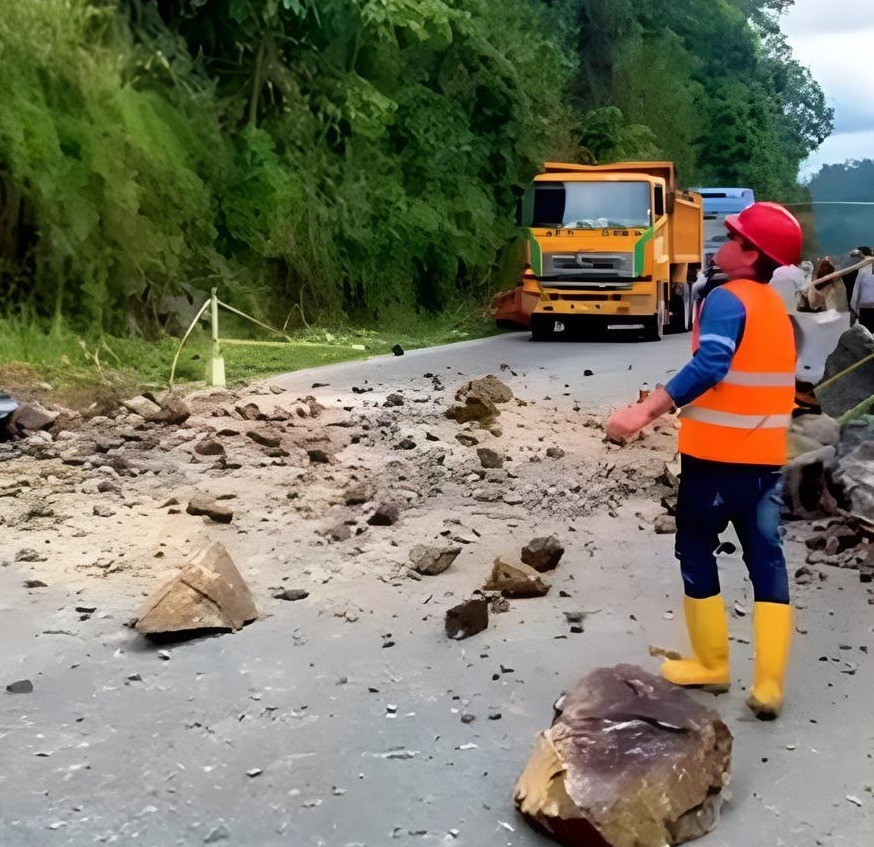 La vía Alóag-Santo Domingo está abierta tras el deslizamiento de rocas, pero continúan los trabajos de estabilización en el km 83.