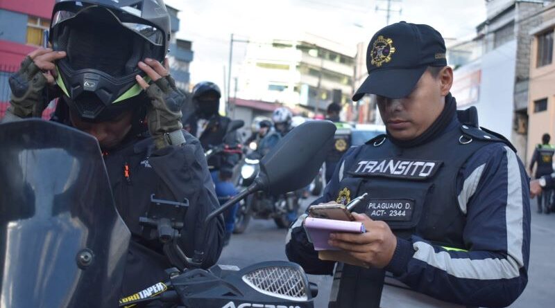 Motociclistas sancionados por exceso de pasajeros y otras infracciones en la capital