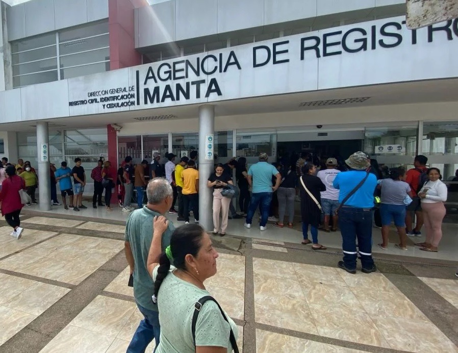 Ottón Rivadeneira, director nacional del Registro Civil,  anunció que el proceso para emitir cédulas se normalizará en una semana.