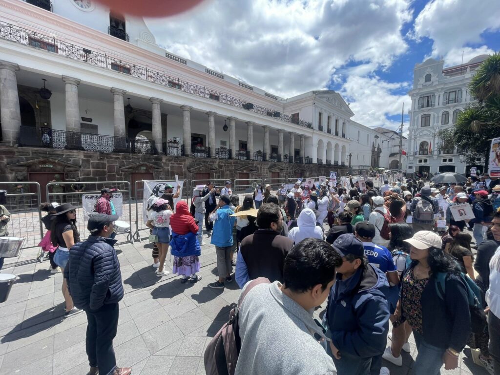 Plantón en Quito demanda respuestas del Gobierno y Fuerzas Armadas