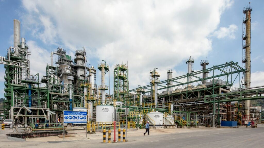 Refinería de Esmeraldas reactiva operaciones al 50% tras reparaciones por sismo de 6 grados que se registró el pasado 25 de abril. (Petroecuador).