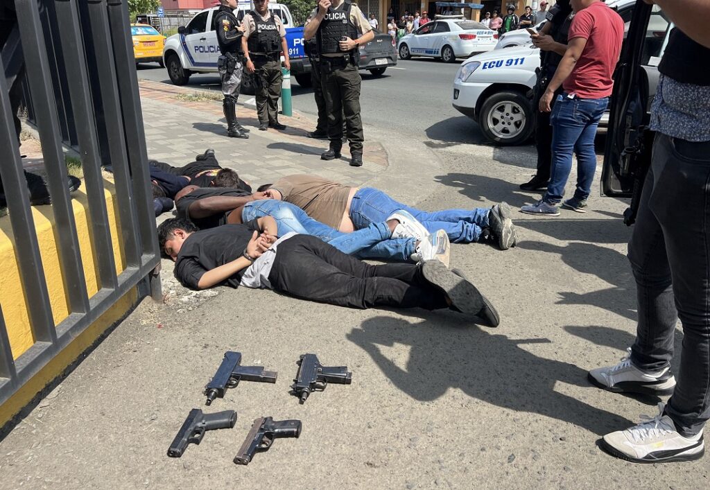Seis presuntos sicarios e integrantes del grupo delictivo Los Lobos cayeron durante un operativo policial en Manta.