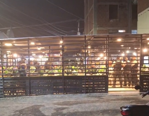 Un hombre resultó asesinado en el interior de un restaurante de parrilladas ubicado en la Ciudadela Los Tamarindos, en Portoviejo.