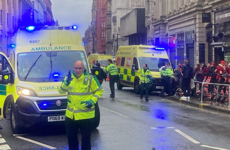 Un hombre resultó detenido tras protagonizar con su vehículo un atropello masivo afectando a varias personas en el centro de Liverpool, Inglaterra.