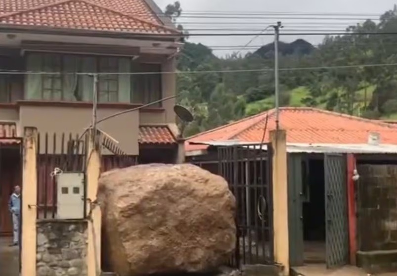 Una roca gigante rodó desde una montaña y colisionó contra una vivienda en el sector Lirio, parroquia Sayausí, provincia de Azuay.