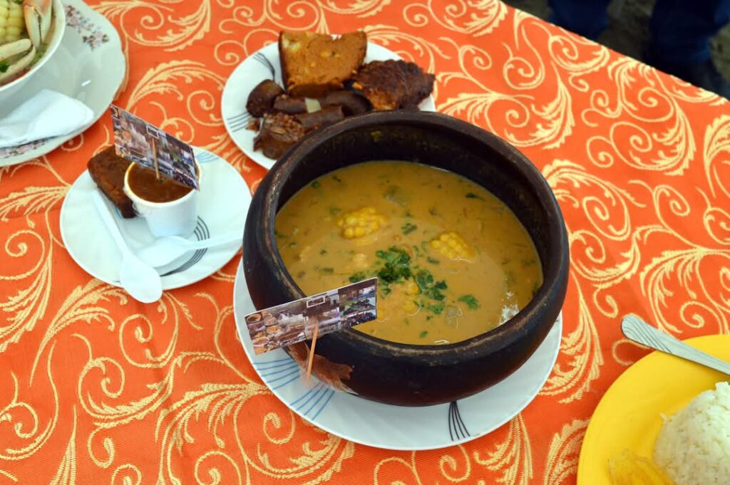 Portoviejo lanza el libro del viche: Un homenaje a la gastronomía manabita.