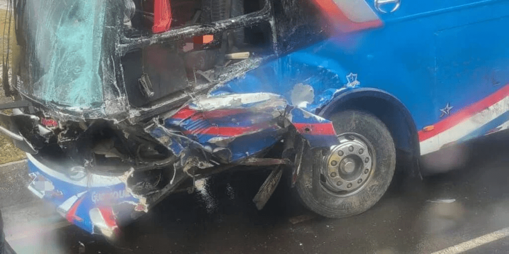 Accidente de tránsito en el km 20 de la vía Pifo-Papallacta moviliza a equipos de emergencia