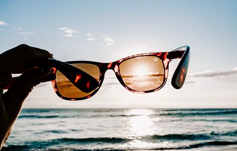 ¿Tus gafas de sol te están dañando los ojos? Esto debes saber antes de usarlas