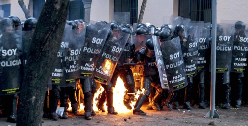 Los policías detuvieron a un hombre que era requerido por la justicia.