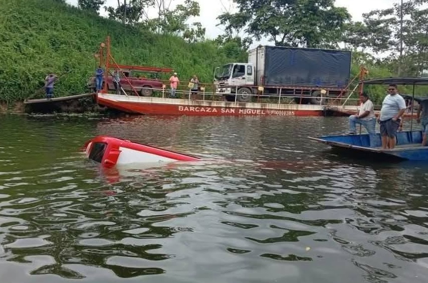 15 pasajeros, el chofer y el oficial de un bus se salvaron de morir luego que el micro se hundiera en la represa Daule-Peripa.