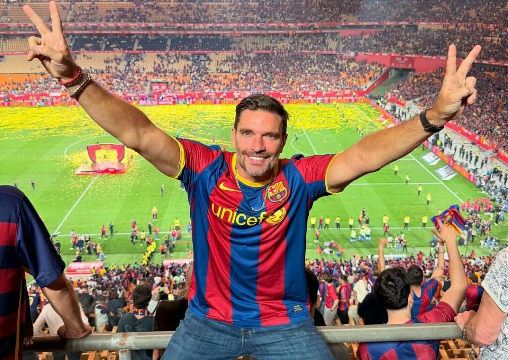 Julián Gil eternizo a Messi en su piel con un tatuaje de su autógrafo