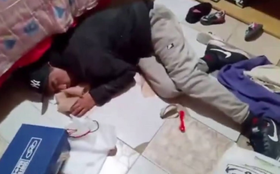 A un supuesto ladrón lo detuvo la Policía luego que se quedara dormido mientras robaba en una vivienda.