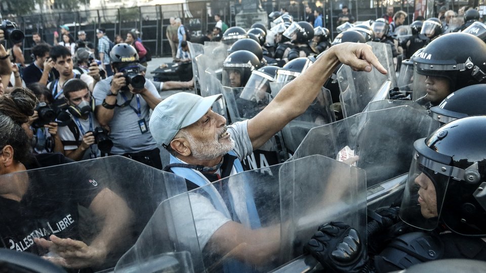 Cada miércoles, los jubilados protestan frente al Congreso, a menudo enfrentando la represión policial debido al protocolo de seguridad que prohíbe cortes de calles.