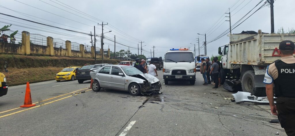 Accidente múltiple en vía a El Carmen deja dos heridos y severos daños materiales