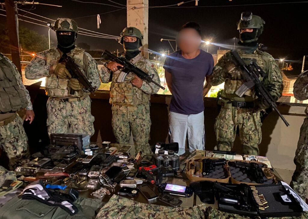 Armada encontró arma traumática, uniformes militares, municiones y detuvo a una persona en allanamiento en Leonidas Plaza, Sucre
