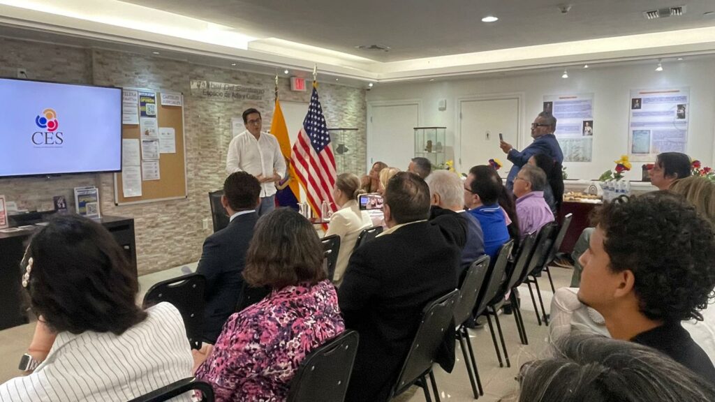 CES conecta con migrantes en Miami para impulsar acceso a la educación superior desde el exterior