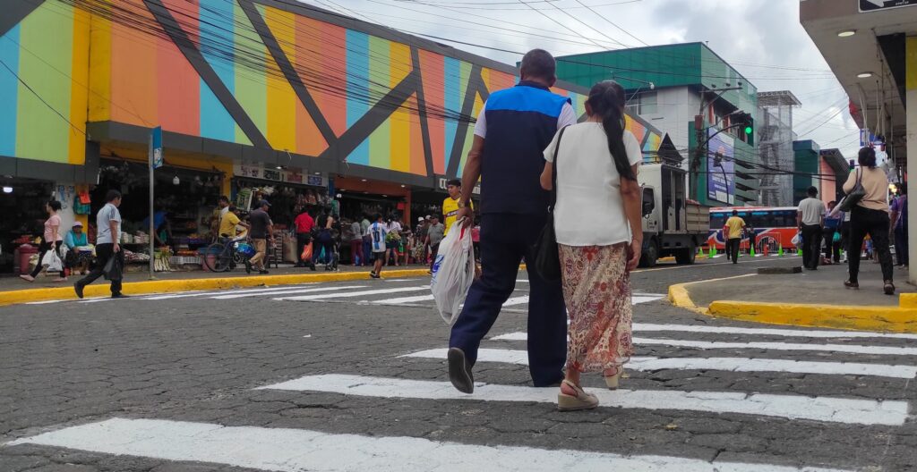 ¿Comerciantes, dueños de sus locales? Nuevo plan municipal genera debate en el sector comercial de Santo Domingo