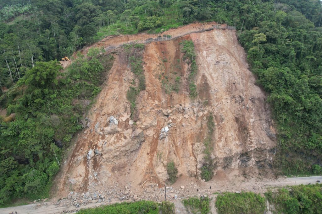 El kilómetro 83 de la vía Alóag–Santo Domingo reabrirá con un solo carril este jueves, 19 de junio, informó la Prefectura