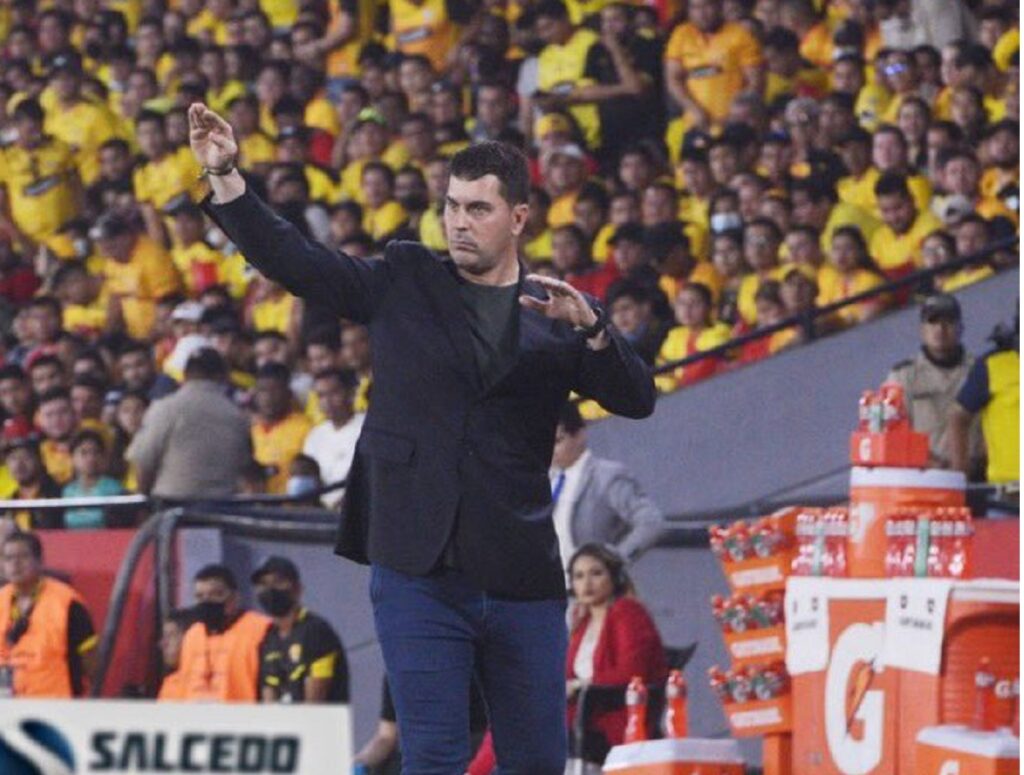 El técnico español Ismael Rescalvo llegaría entre jueves o viernes a Ecuador.