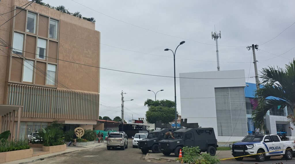 Personal de Seguridad estuvo en la noche y el día en el hotel Oro Verde de Portoviejo. FOTO: El Diario.