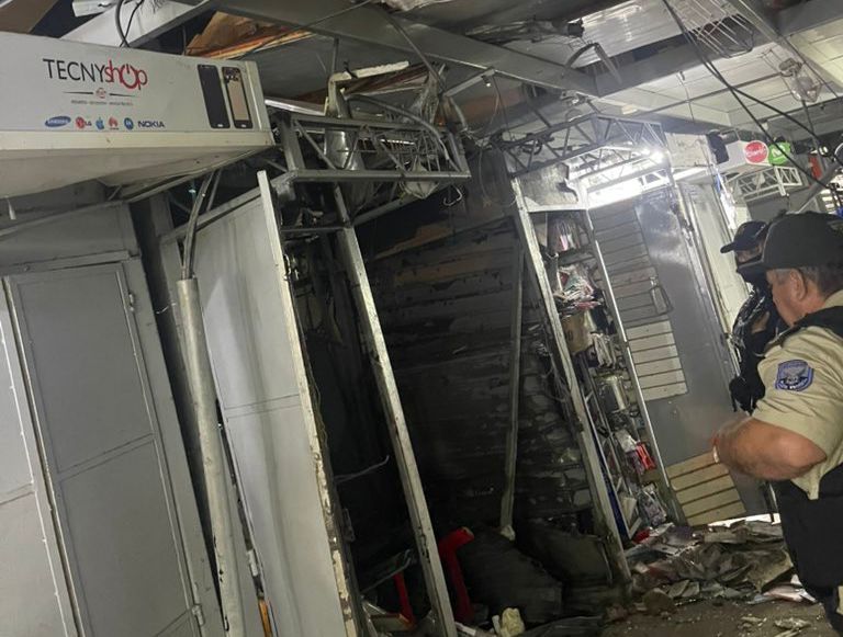 Imagen de la destrucción que dejó un ataque con explosivos en la Bahía.