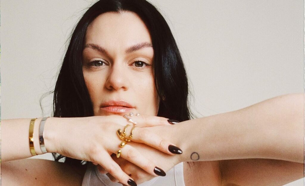 Jessie J impacta al mundo con la noticia de su diagnóstico de cáncer de mama temprano