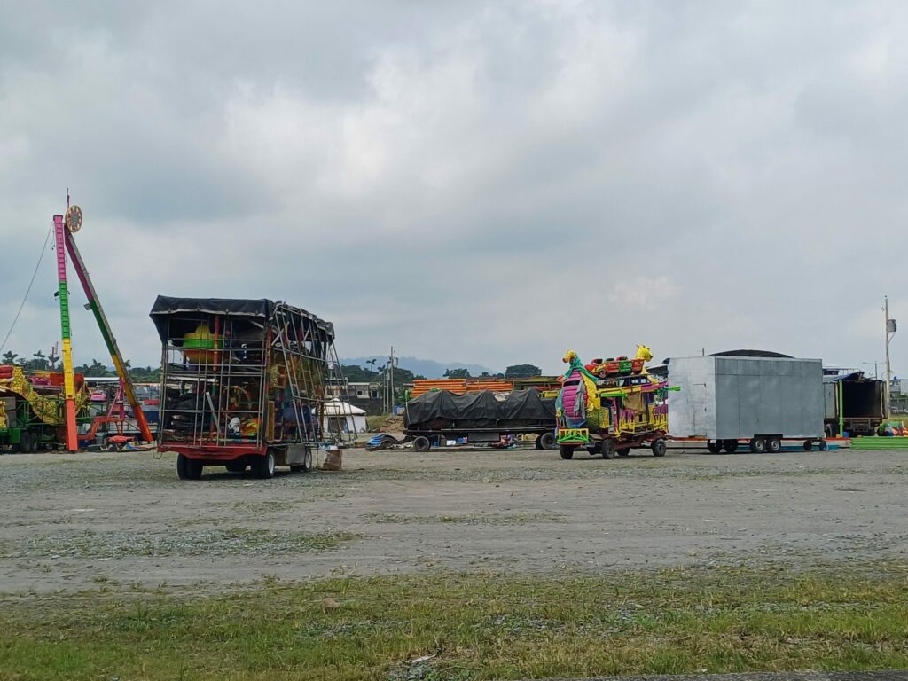 Juegos mecánicos inician instalación para fiestas de cantonización en Santo Domingo