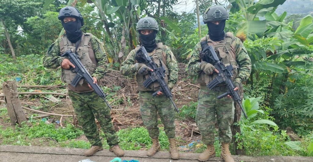 Los militares brindaron la seguridad para los ciudadanos en la parroquia Chanduy en Santa Elena.
